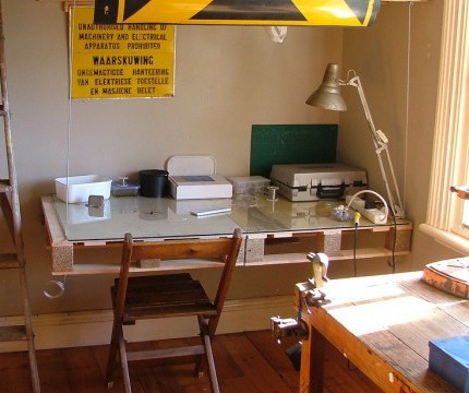 Escritorio colgante a 40.000.-